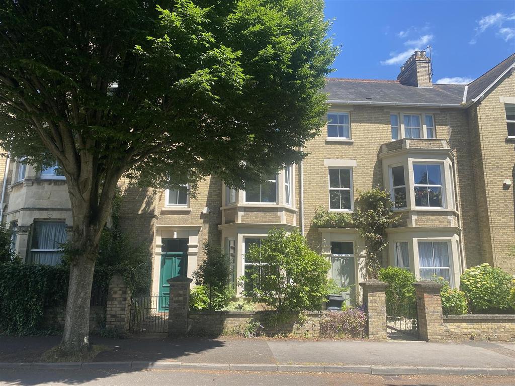 The Avenue, Taunton 5 bed terraced house £1,800 pcm (£415 pw)