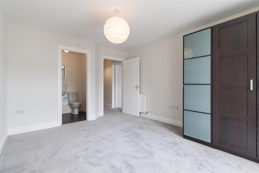 Chapman Way 37 bed1.jpg