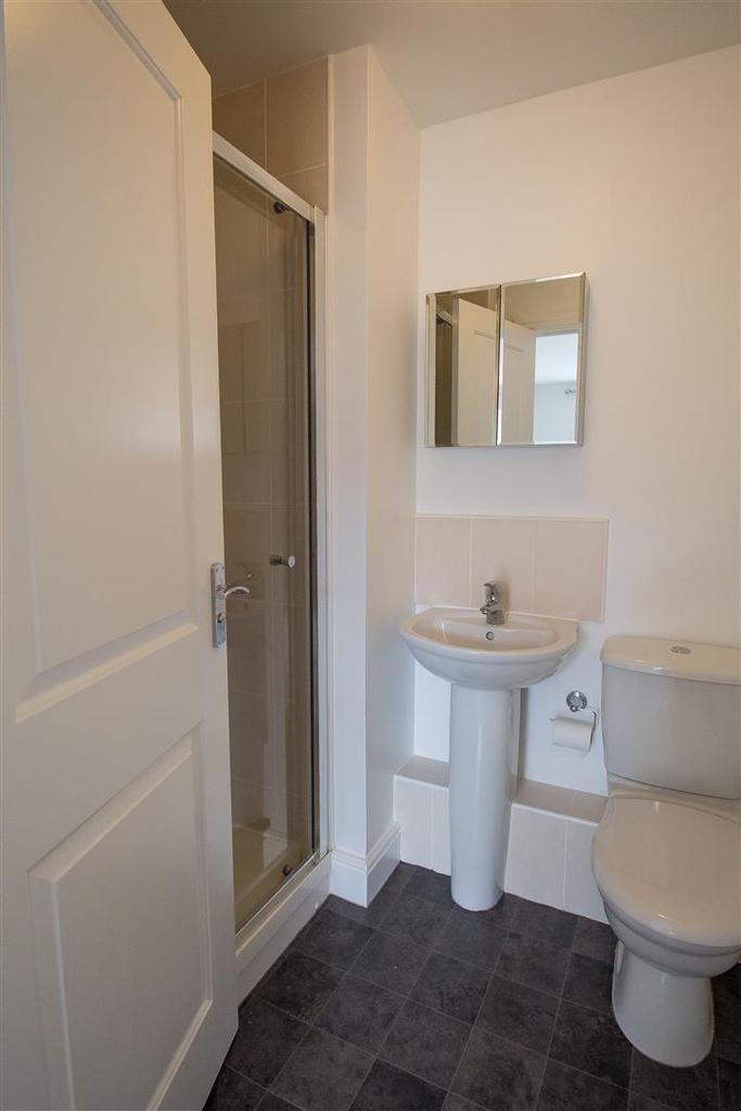 Chapman Way 37 ensuite.jpg