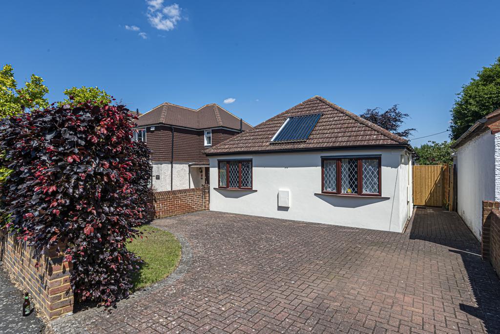 Victoria Road, Knaphill, Woking, GU21 3 bed bungalow for sale £550,000