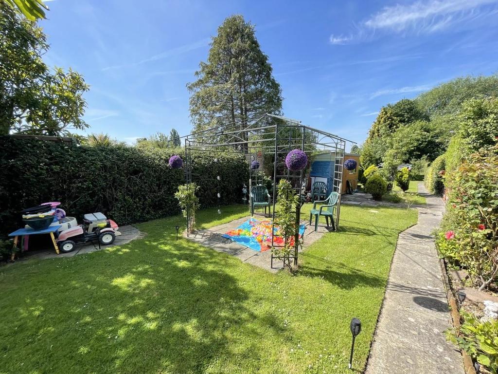Oxstalls Drive, Longlevens, Gloucester 3 bed semidetached bungalow £