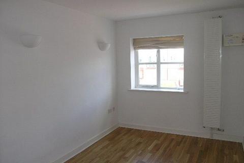 2 bedroom flat to rent, Adcocks Close