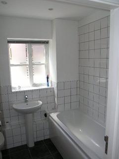 2 bedroom flat to rent, Adcocks Close