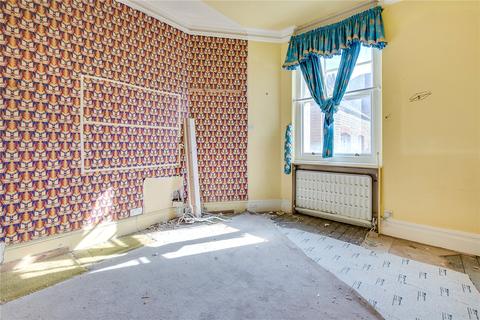 92 Oakwood Court, London, W14 8JZ