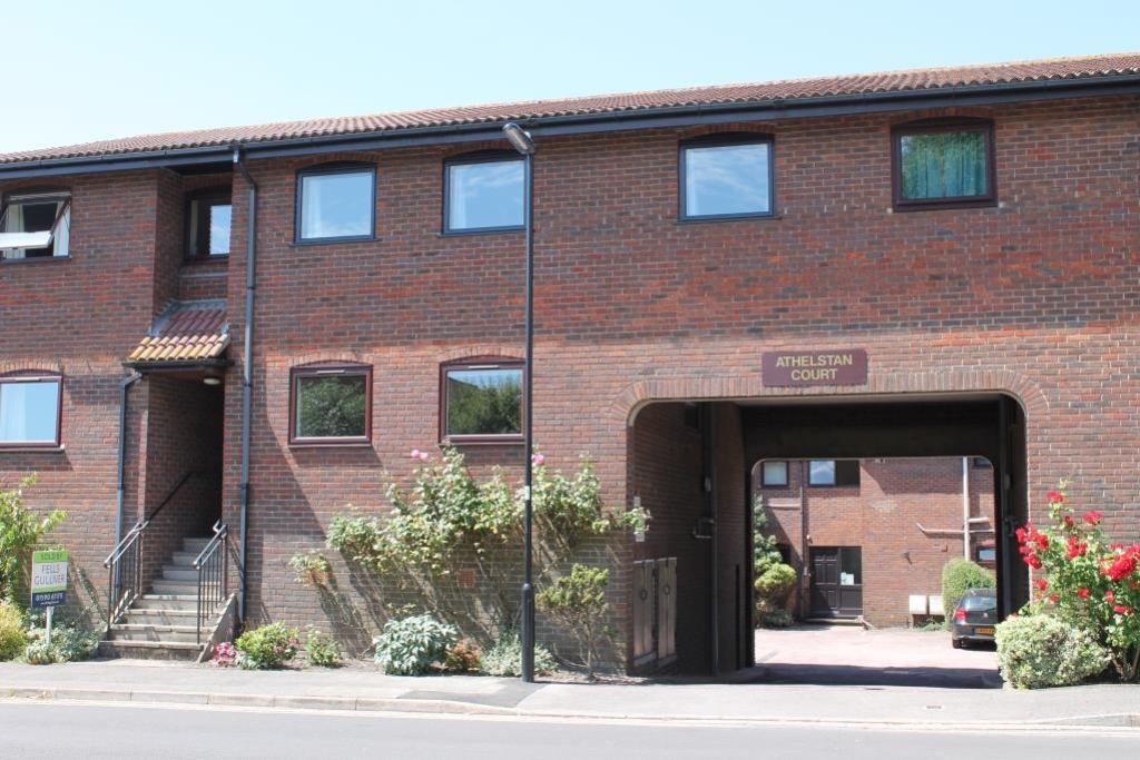 Athelstan Court, St Thomas Park, Lymington, Hampshire, SO41 2 bed flat £875 pcm (£202 pw)