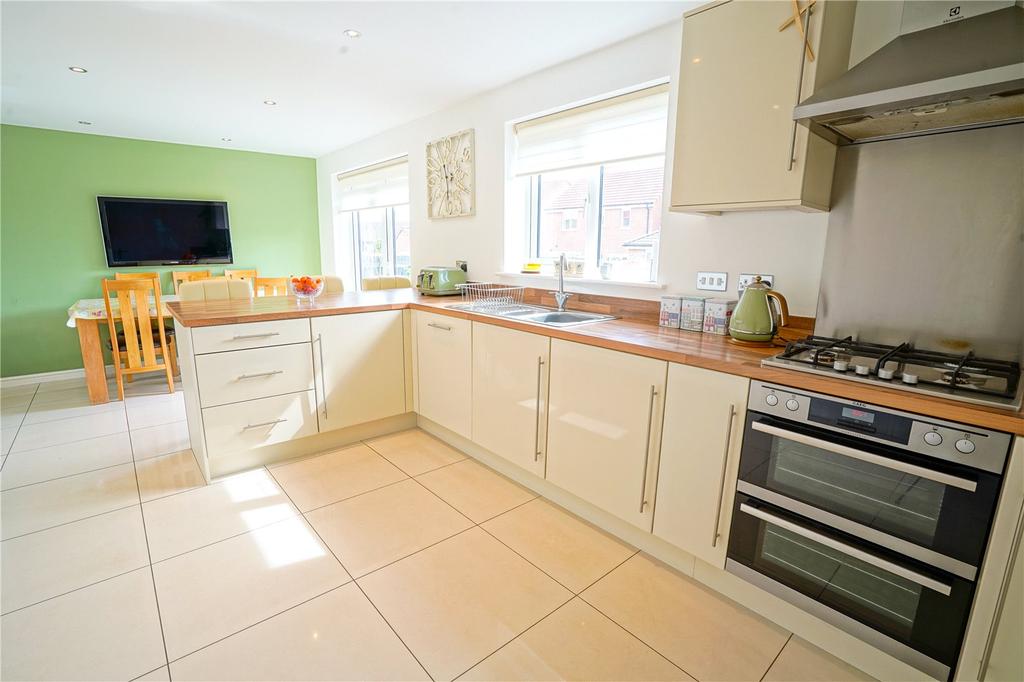 Churchfield Drive, Wickersley, Rotherham, S66 5 bed detached house £