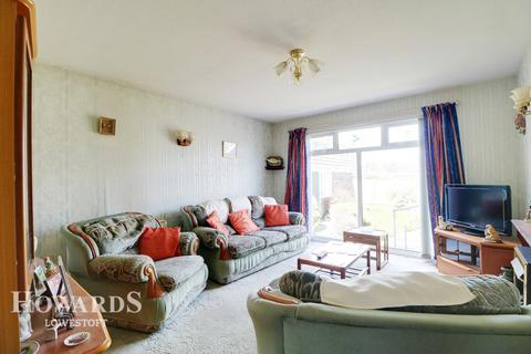 2 bedroom detached bungalow for sale - Cranesbill Road, Lowestoft