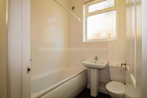 3 bedroom flat to rent - Lancaster Gardens, Southend On Sea