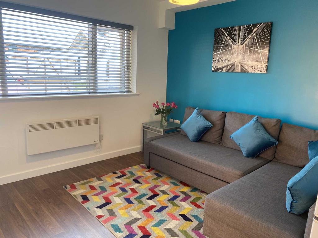 Newbury Street, Lambourn 1 bed apartment £950 pcm (£219 pw)