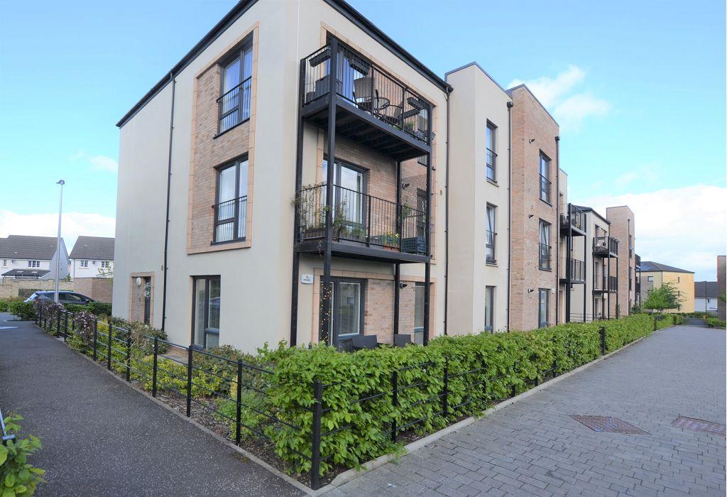 Lowrie Gait, South Queensferry Available 27th July 2 bed flat £1,100