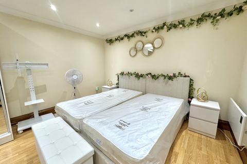 undefined, Leamington Road, Southall, Greater London, UB2