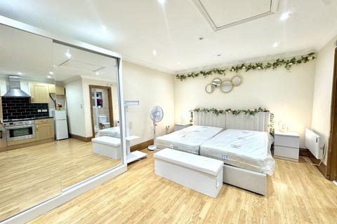 undefined, Leamington Road, Southall, Greater London, UB2