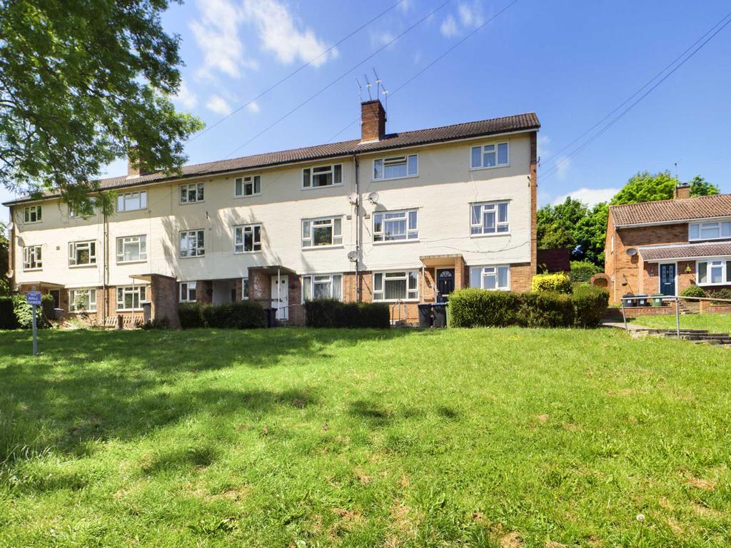 Turners Hill, Hemel Hempstead... 3 bed duplex £1,500 pcm (£346 pw)