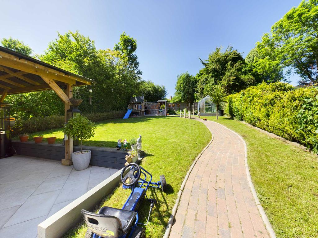 Turners Hill, Hemel Hempstead... 3 bed duplex £1,500 pcm (£346 pw)