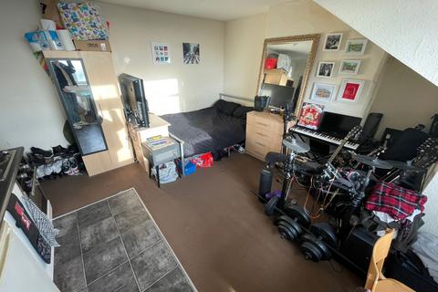 Studio to rent, Manor Terrace, Leeds, West Yorkshire, LS6