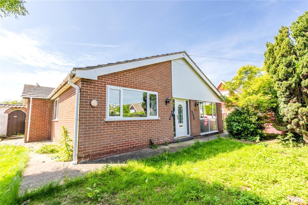 Campions Close, Holton-le-Clay... 3 bed bungalow - £250,000