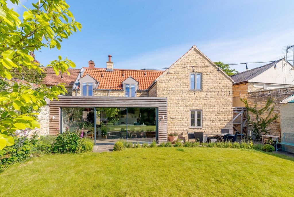 High Street, Clifford, LS23 3 bed link detached house £725,000