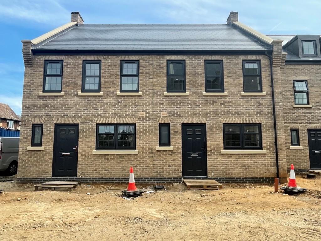 Banks Drive, Sandy 2 bed terraced house £1,100 pcm (£254 pw)