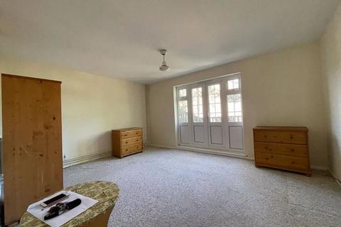 6 bedroom semi-detached house to rent, Gainsborough Road, Hayes, UB4