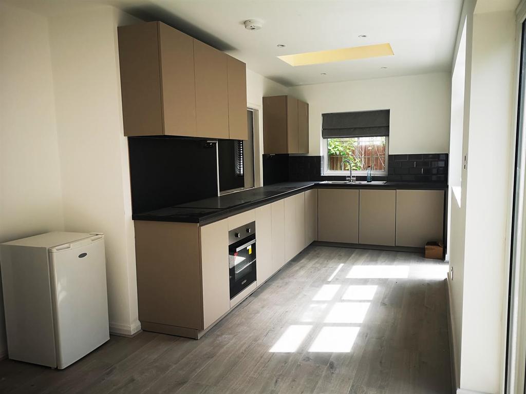 Colston Avenue, Carshalton 3 bed semidetached house £2,500 pcm (£577 pw)