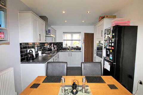 60 Croft Close, Two Gates, Tamworth, B77 1BF