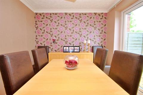 38 Arkle, Dosthill, Tamworth, B77 1NE