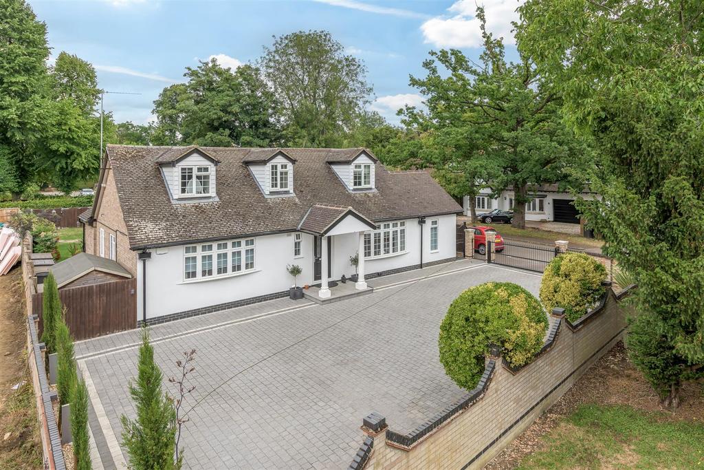 Windmill Hill, Biddenham, Bedford 6 bed chalet £850,000