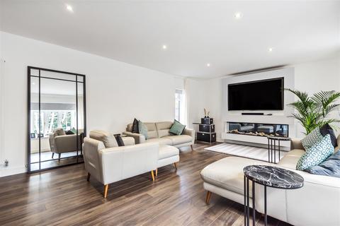 10 Windmill Hill, Biddenham, Bedford, MK40 4AG