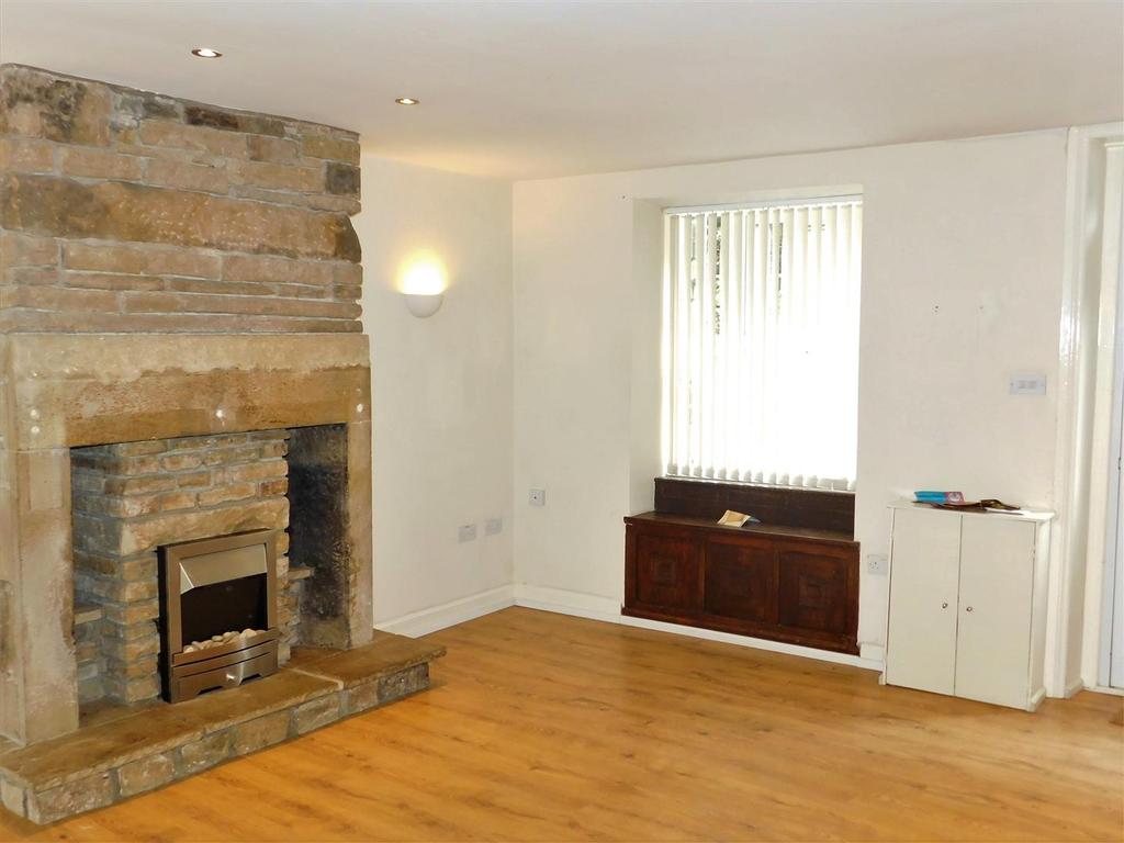 Towngate, Marsden, Huddersfield 2 bed terraced house £875 pcm (£202 pw)