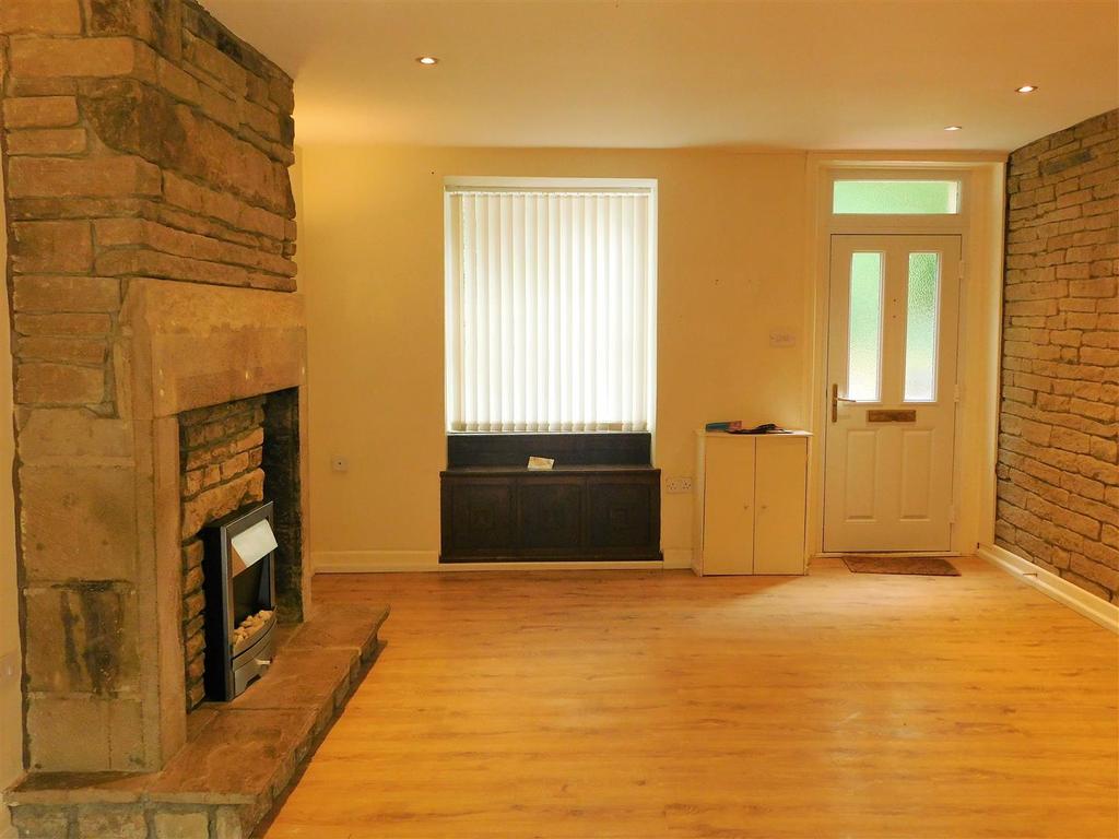 Towngate, Marsden, Huddersfield 2 bed terraced house £875 pcm (£202 pw)