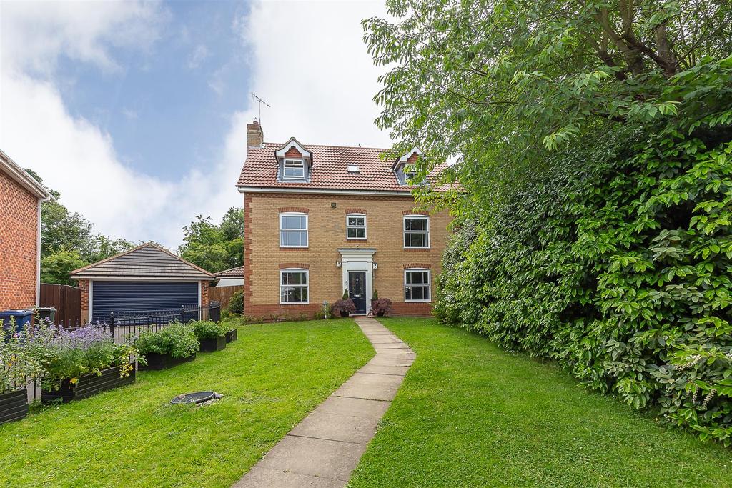 Roundstone Close, Haydon Grange... 5 bed detached house £535,000