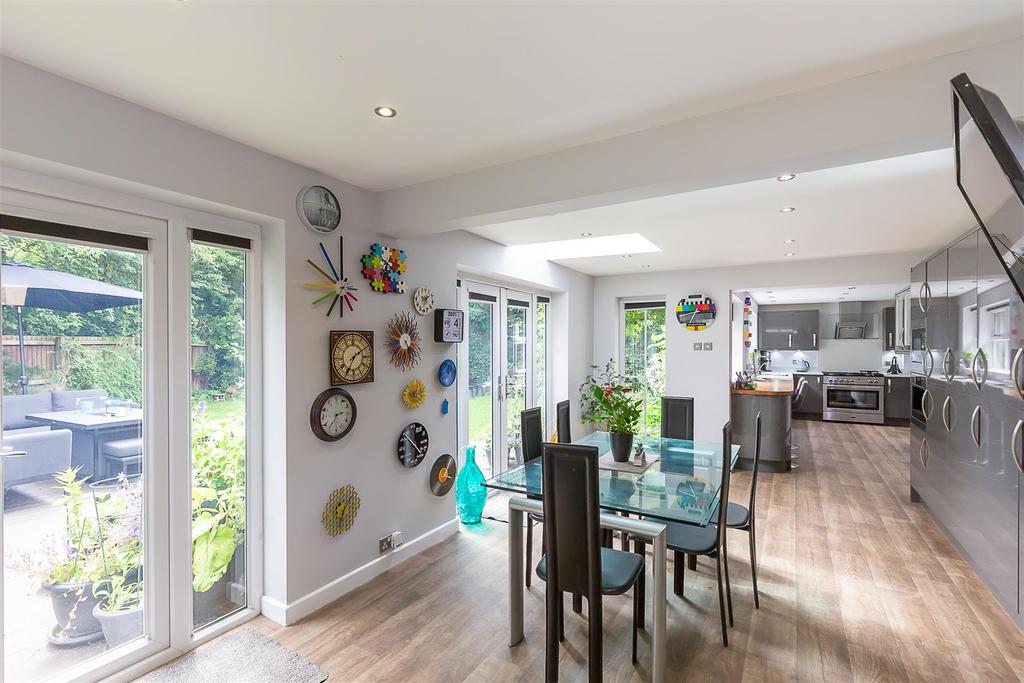 Roundstone Close, Haydon Grange... 5 bed detached house £535,000