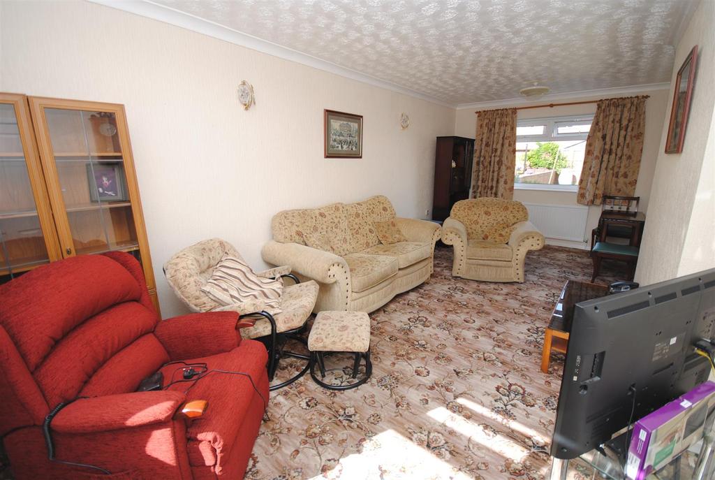 Astley Lane, Swillington, Leeds 3 bed semidetached house £185,000