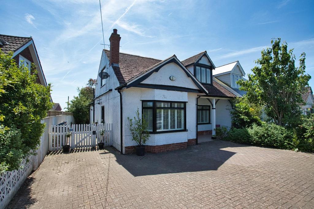 New Dover Road, CapelLeFerne... 3 bed semidetached house £500,000
