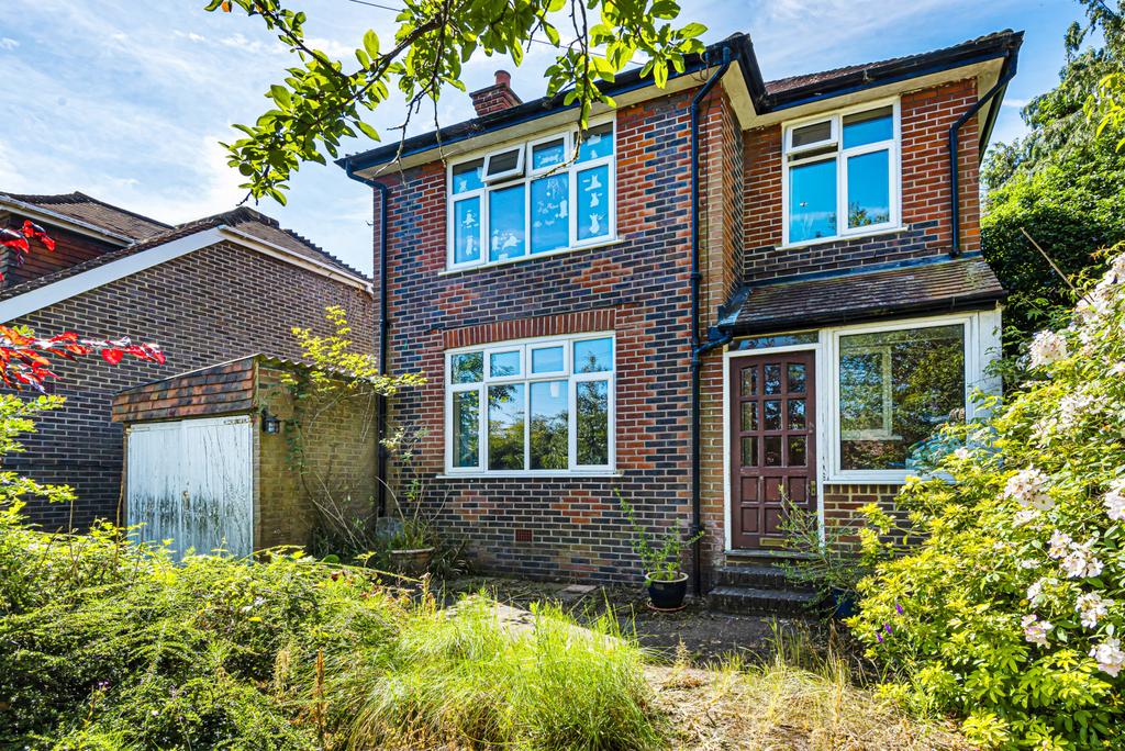 Queen Eleanors Road, Guildford, Surrey, GU2 3 bed detached house £875,000