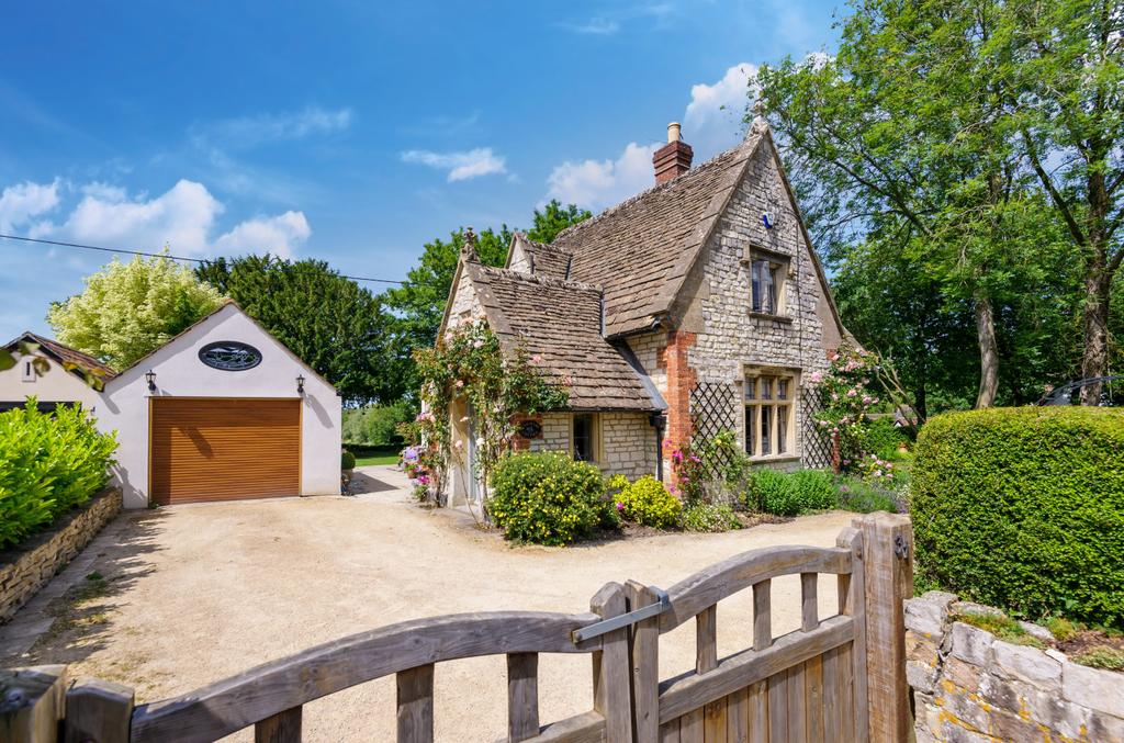 Compton Bassett, Calne, SN11 3 bed detached house £700,000