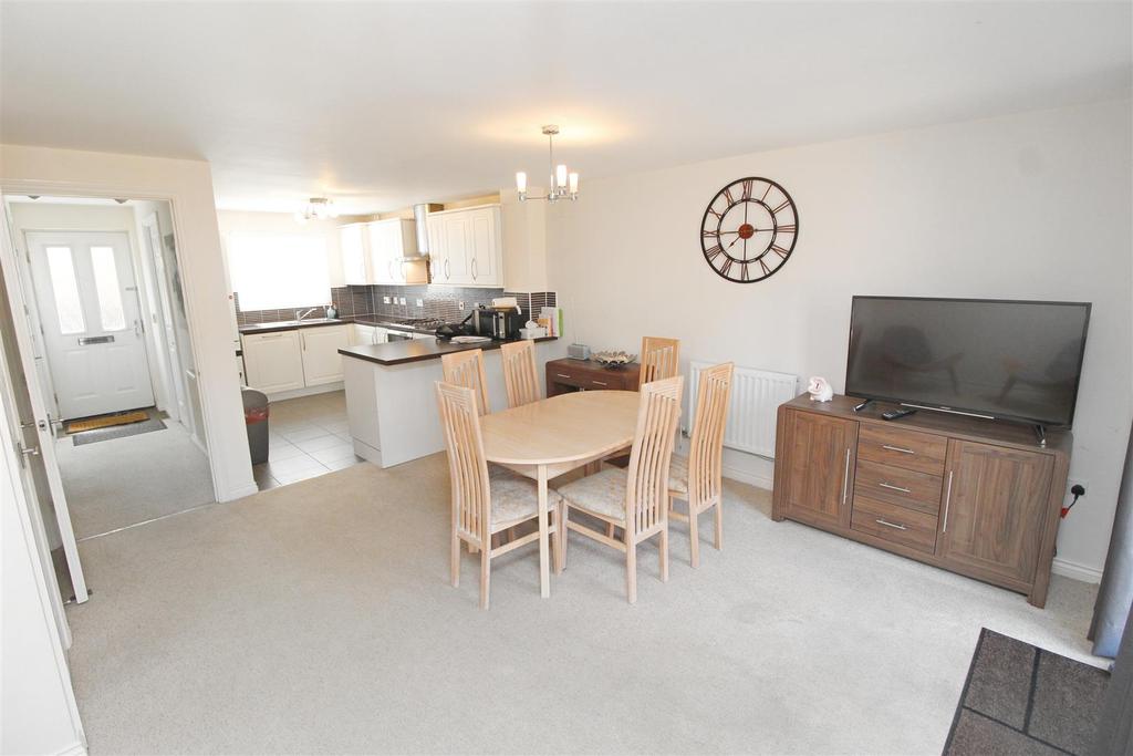 Downing Close, Bletchley, Milton Keynes 4 bed semidetached house £
