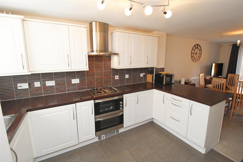 Downing Close, Bletchley, Milton Keynes 4 bed semidetached house £