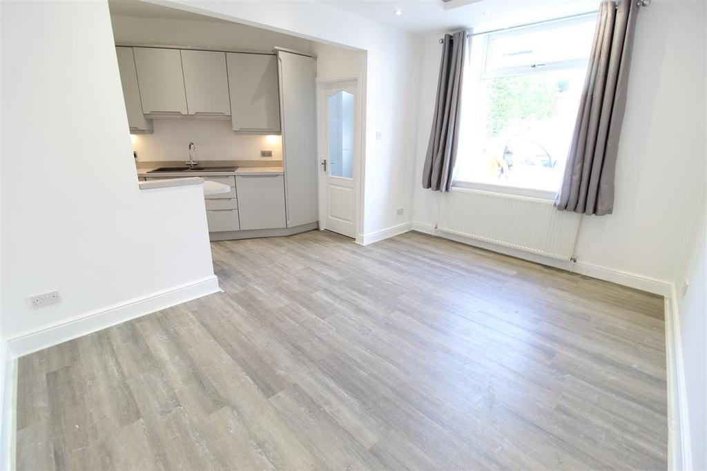 Cowcliffe Hill Road, Cowcliffe, Huddersfield, HD2 2PE 2 bed end of