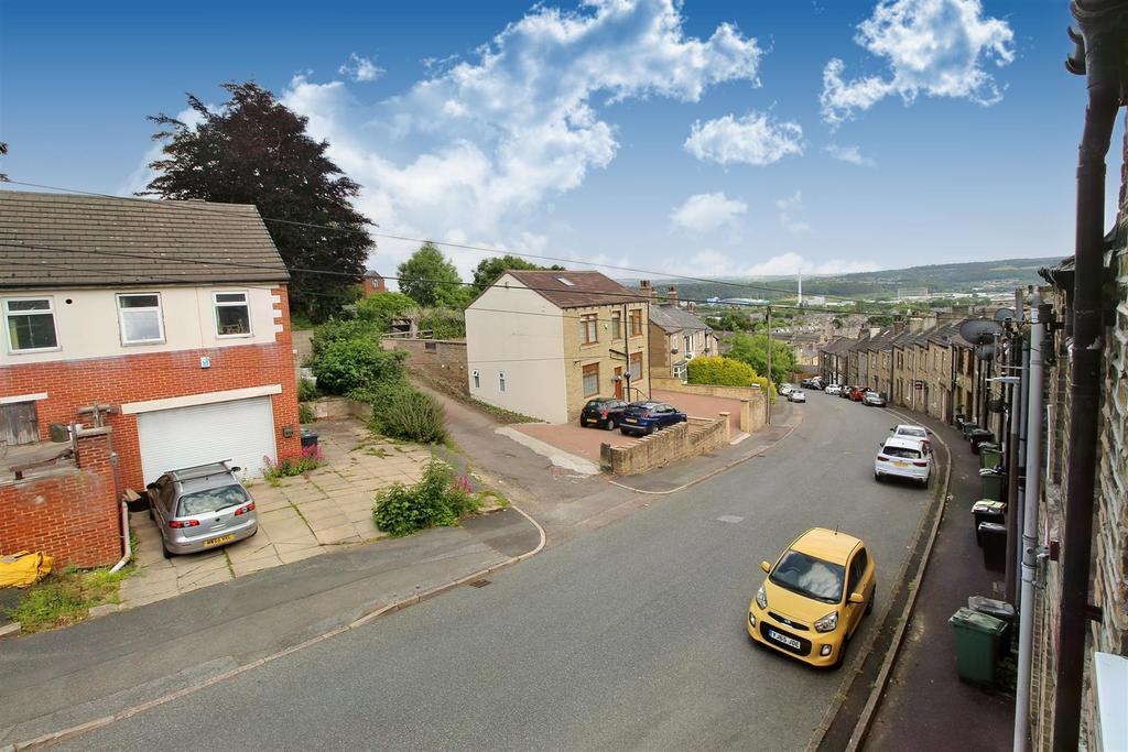 Cowcliffe Hill Road, Cowcliffe, Huddersfield, HD2 2PE 2 bed end of