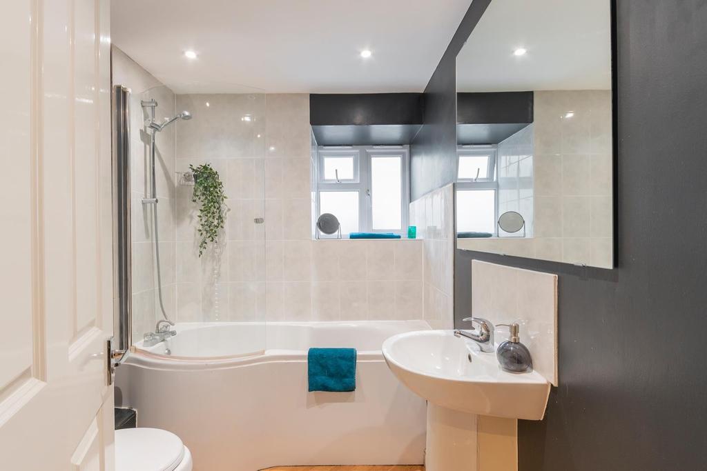 ENALEGAREPOOC80 - Bathroom C.jpg