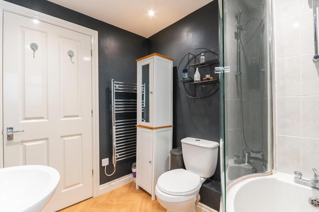 ENALEGAREPOOC80 - Bathroom A.jpg