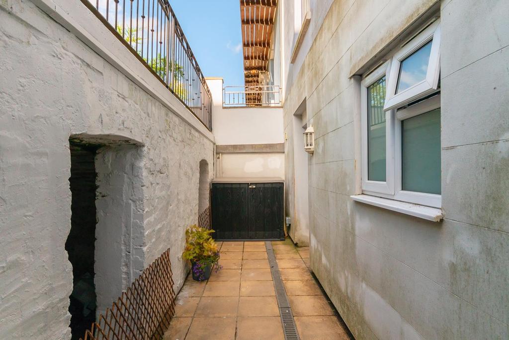 ENALEGAREPOOC80 - Courtyard B.jpg