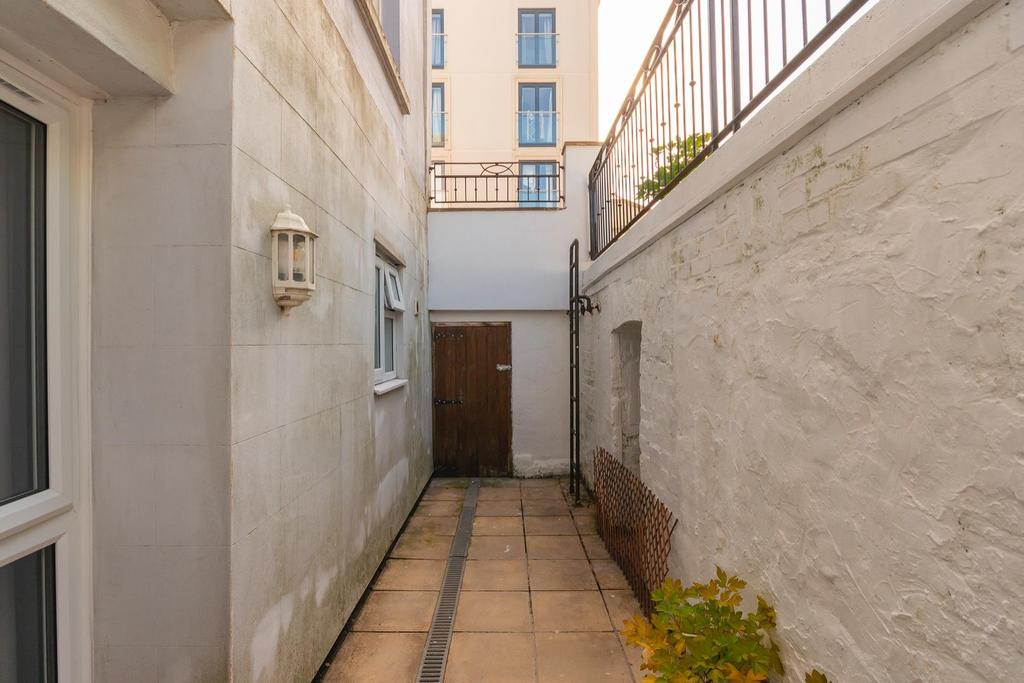 ENALEGAREPOOC80 - Courtyard A.jpg
