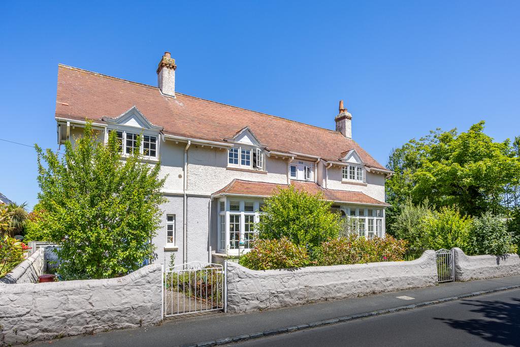 Route De Cobo, Castel, Guernsey 5 bed detached house £875,000