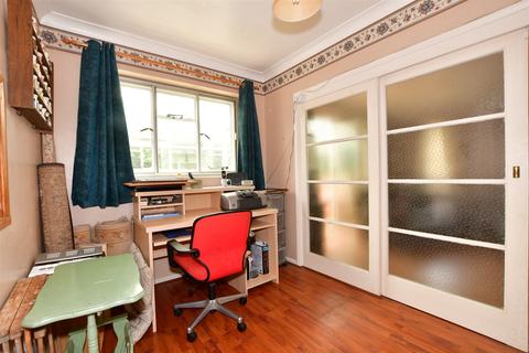35 Beacon Close, Crowborough, TN6 1DX