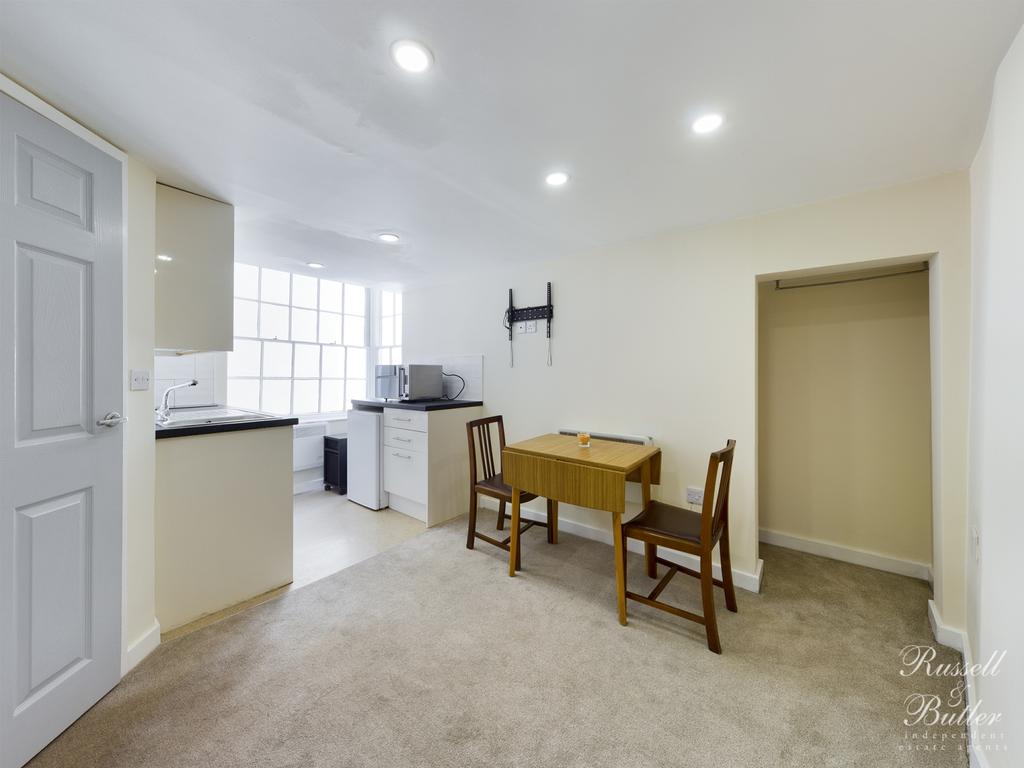 Market Square, Buckingham Studio £625 pcm (£144 pw)