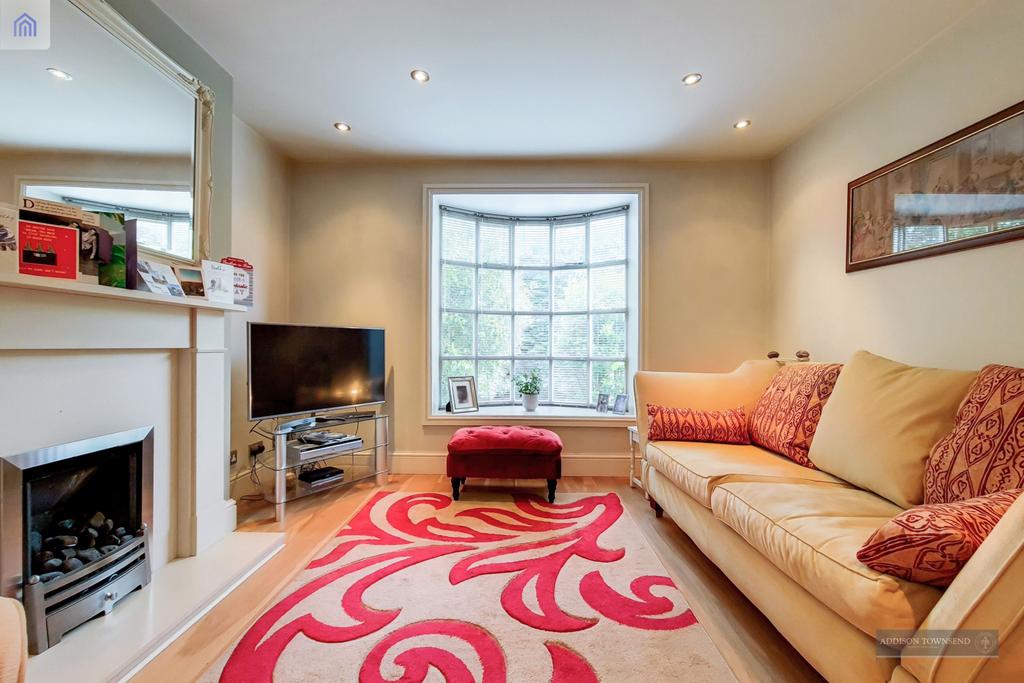 Green Dragon Lane, N21 4 bed semidetached house £975,000