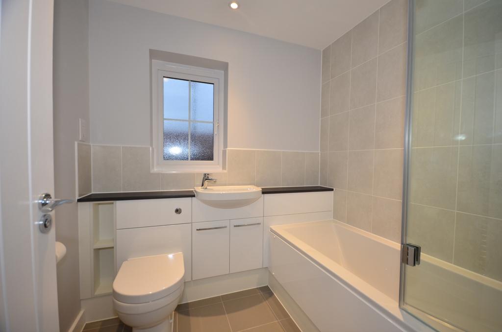 Hermitage Park Maidstone ME16 4 bed detached house £2,250 pcm (£519 pw)