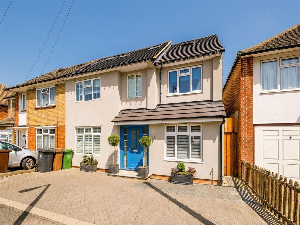 The Bramblings, Chingford 7 bed semidetached house £750,000